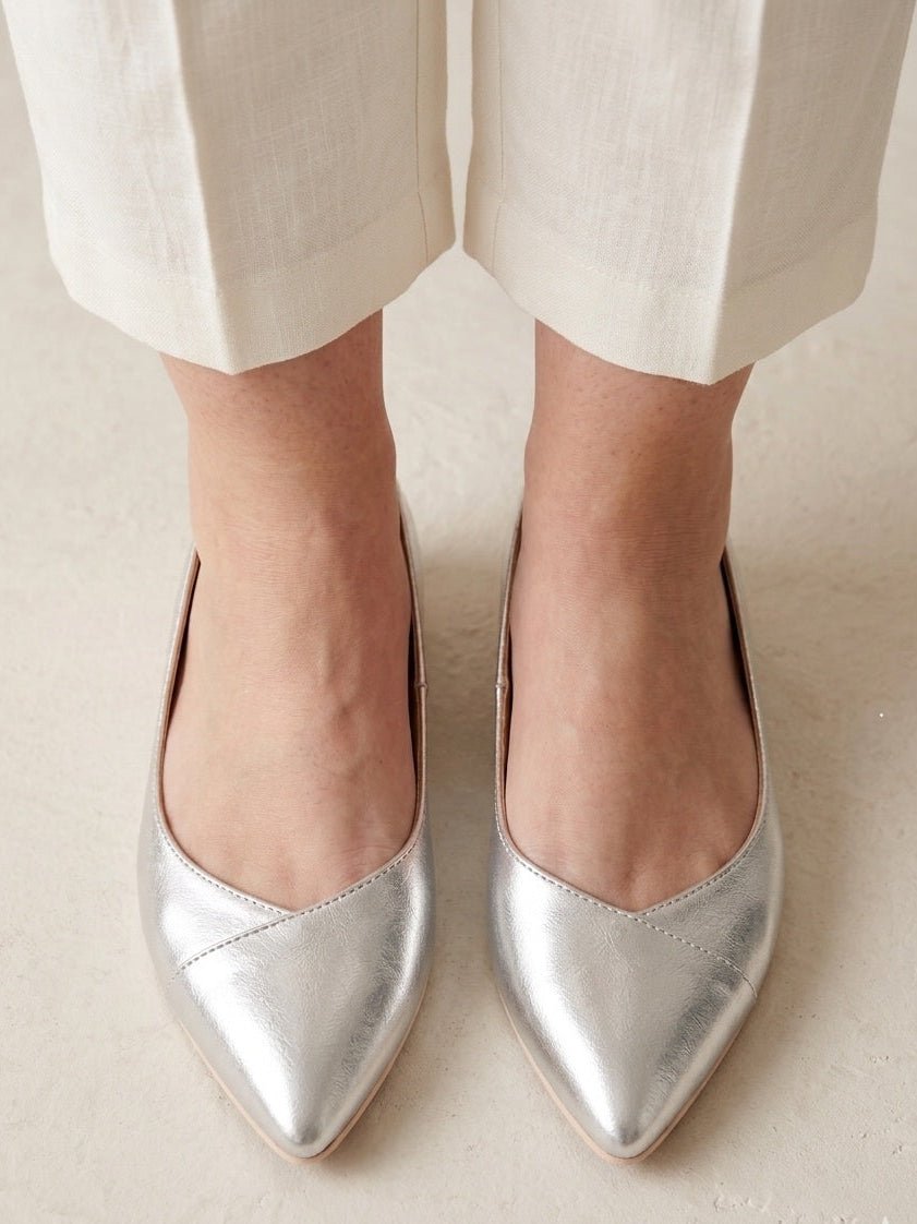 The Essential Flat - True E Width. Wide without the bulk. For in-between feet. The bridge between wide and extra wide.
